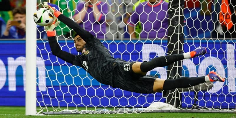 Thủ môn phạm lỗi bắt bóng bằng tay bị phạt đá gián tiếp